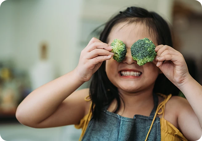 Kind mit Broccoli Gesunde Ernährung