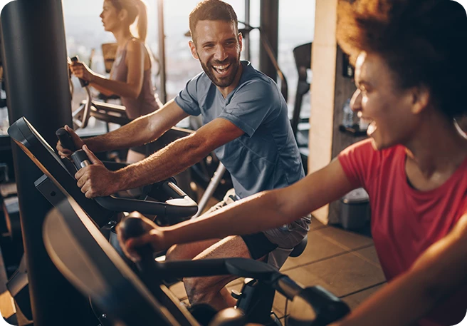 Zwei Personen beim Spinning Cardio Training Fahrrad