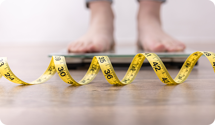 Waage und Maßband BMI Normalgewicht